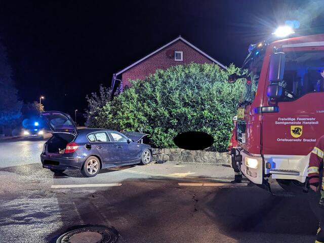 Der Pkw prallte gegen eine Mauer | Foto: Pressestelle Feuerwehr Samtgemeinde Hanstedt
