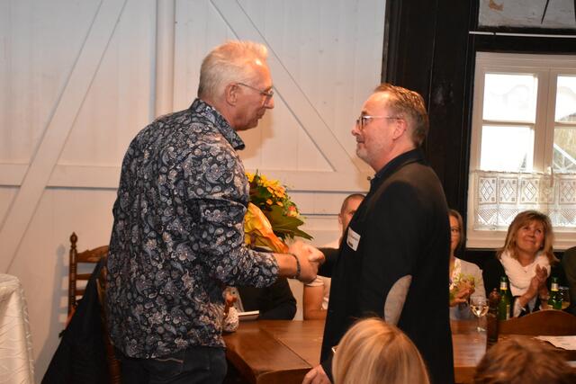 Henry Bielefeldt gratuliert Lars Schierhorn | Foto: Axel-Holger Haase