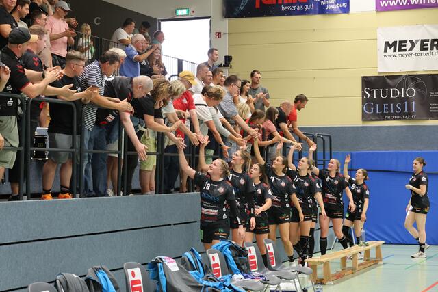 Abklatschen mit den Fans | Foto: cc