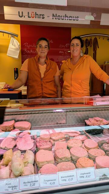 Qualität, die man schmeckt: Tanja Stüven und Chantal Südecum von der Landfleischerei Lührs bieten eine große Vielfalt an Fleisch, Wurst und Salaten an | Foto: Tobias Benecke
