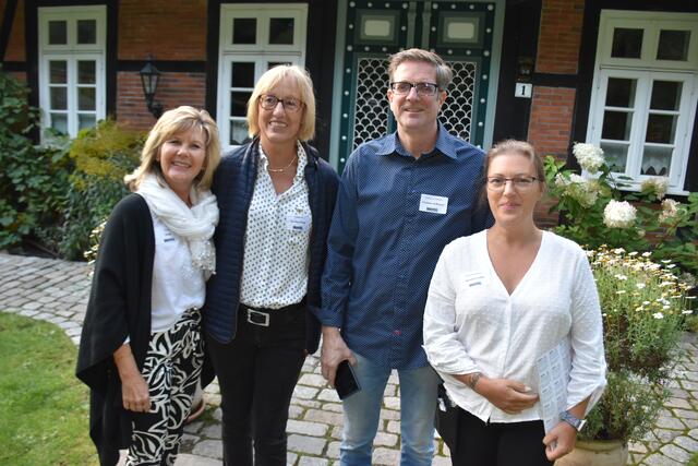 Die Gäste wurden nett begrüßt (v.li:) Birgit Siewert, Felicitas Richter, Christian Hoffmann und Jeanette Froese | Foto: Axel-Holger Haase