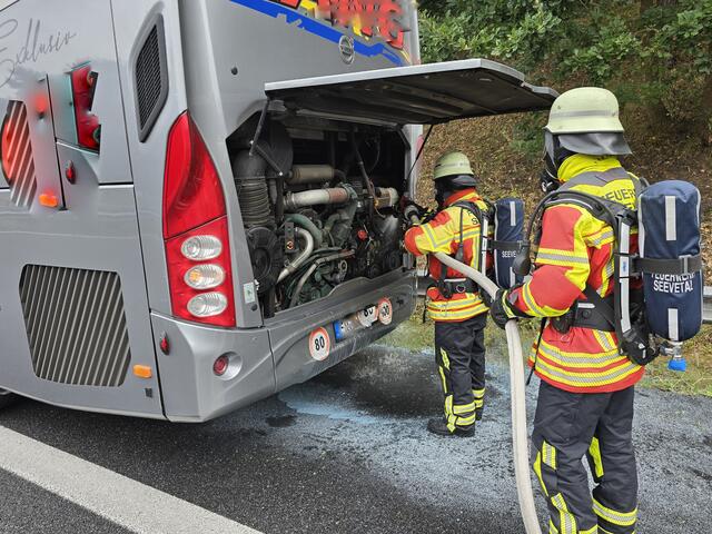 Feuerwehren setzten ein D-Strahlrohr für Nachlöscharbeiten im Motorbereich ein | Foto: Feuerwehr Maschen