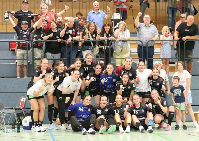 Das Luchseteam mit seinen Fans | Foto: cc