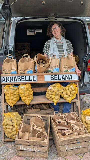 Mehr als die Klassiker: Gunda Tipke hat eine große Auswahl an Kartoffeln im Sortiment. Sie und ihr Mann Hartwig empfehlen, auch mal Sorten wie Augusta und Laura zu probieren. | Foto: Tobias Benecke