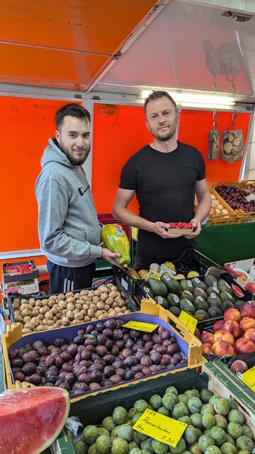 Serhat und Serda vom EfeMarkt haben eine große Auswahl an Obst und Gemüse im Angebot - heimisch und aus Übersee. | Foto: Tobias Benecke