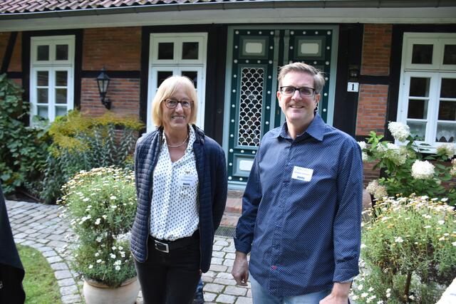 Felicitas Richter (Vorstand des Gewerbevereins Rosengarten) begrüßte Christian Hoffmann auf dem Fest  | Foto: Axel-Holger Haase