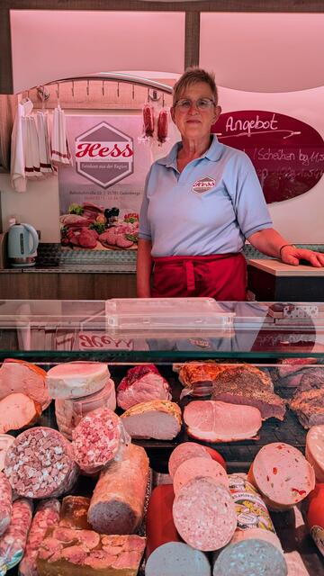 Beste Qualität aus der umliegenden Region seit Generationen verspricht Landfleischerei Hess. Petra Bull zeigt die vielfältige Auswahl auf dem Wochenmarkt in Himmelpforten. | Foto: Tobias Benecke