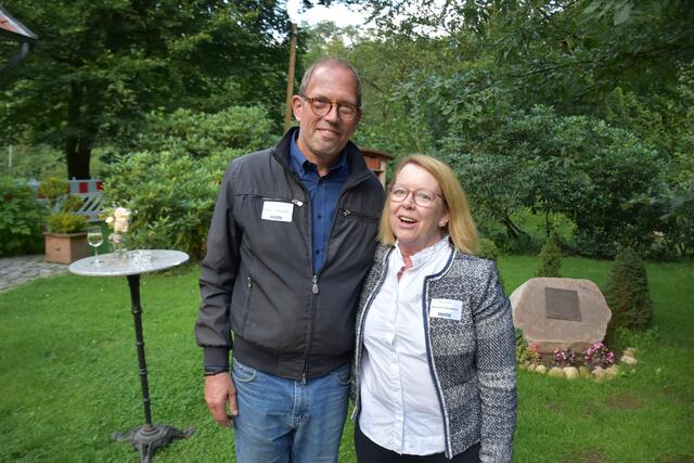 Dirk. H. Tresenreiter (2. Vorsitzender Gewerbeverein Rosengarten) mit Apothekerin Annelore Bansemer | Foto: Axel-Holger Haase