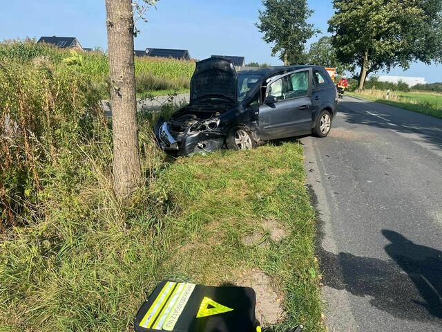 Der Opel Zafira wurde bei dem Unfall stark beschädigt | Foto: Polizei