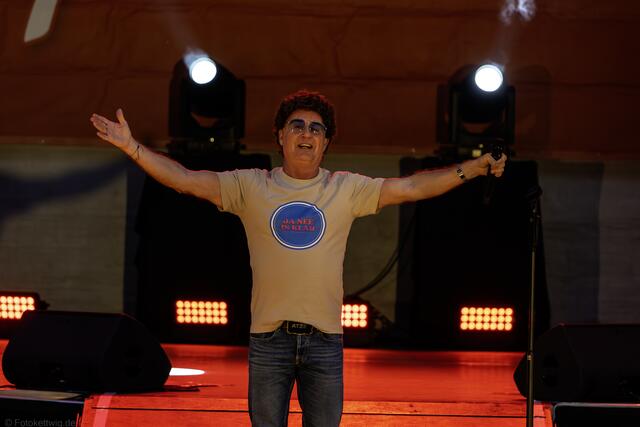 Die Show von Atze Schröder war restlos ausverkauft. Der Comedian feierte Buchholz wegen des schönen Sommerabends als das „Ibiza des Nordens“ | Foto: Empore Buchholz/Frank Kettwig