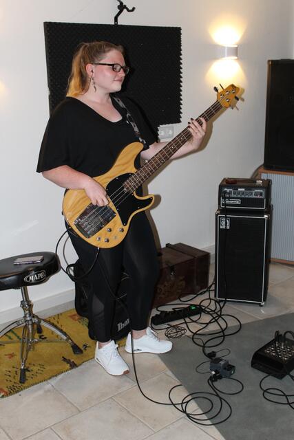 Viola Pimpels am Bass | Foto: sra