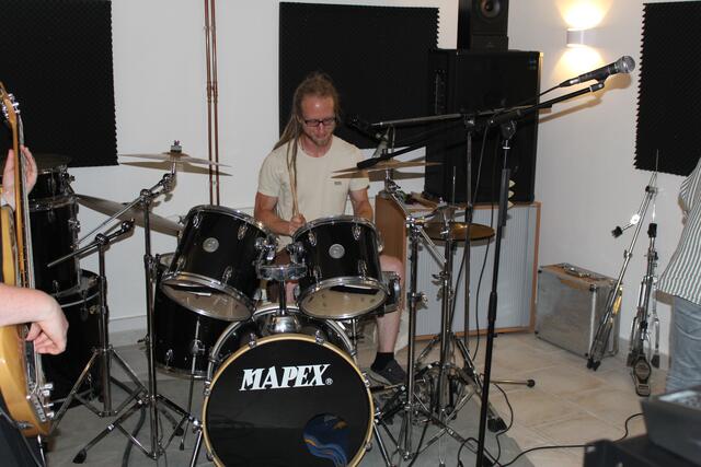 Julian Rasmussen am Schlagzeug | Foto: sra