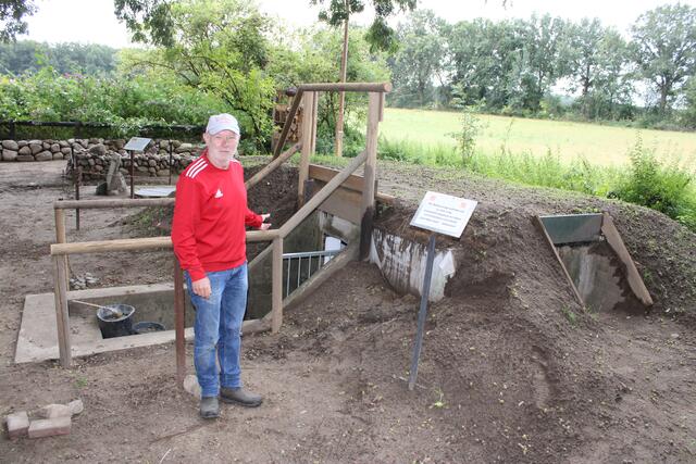 Klaus Voigts vom "Dorf-Aktiv-Team" vor dem sogenannten "Widder-Haus", in dem die Technik der Anlage untergebracht ist | Foto: ce