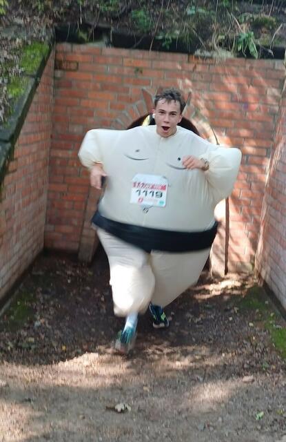 Der launigste Läufer, Alexej Bender, der beim Halbmarathon als „Mr. Big“ den Zwergentunnel bezwang | Foto: Marion Wiese