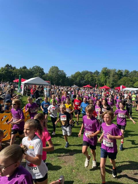 Auf die Plätze, fertig, los! Die Organisatoren des Vereins Brunsberglauf freuten sich besonders über die zahlreichen Kinder und Schüler, die teilnahmen | Foto: Lennart te Nyenhuis