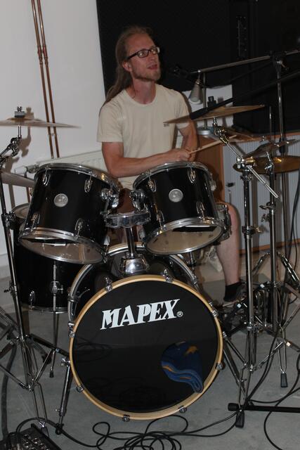 Julian Rasmussen am Schlagzeug | Foto: sra