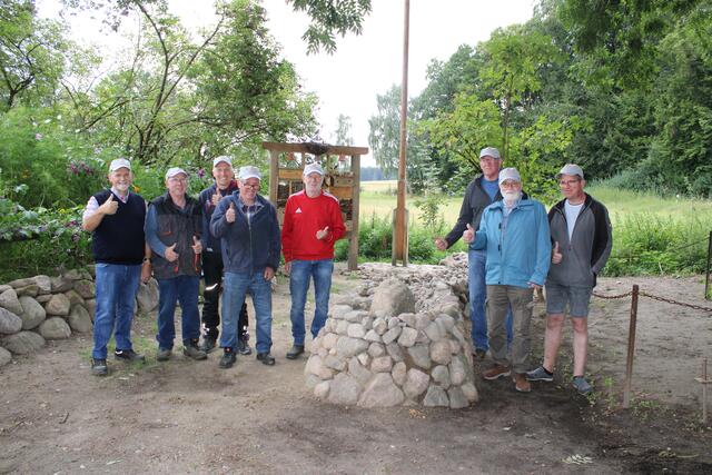 Zum "Dorf-Aktiv-Team" gehören auch (v. li.): Dieter Vick, Arnold Schlegel, Detlef Gremblewski, Dieter Arndt, Klaus Voigts, Rainer Meyer, Dieter Riebesell und Ingo Sandtmann. Am Steinbau wollen sie am Tag des offenen Denkmals den Besuchern mittels eines Wasserspiels die Funktionsweise der "Widder"-Anlage demonstrieren | Foto: ce
