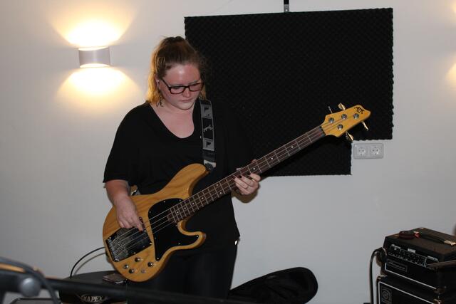 Viola Pimpels am Bass | Foto: sra