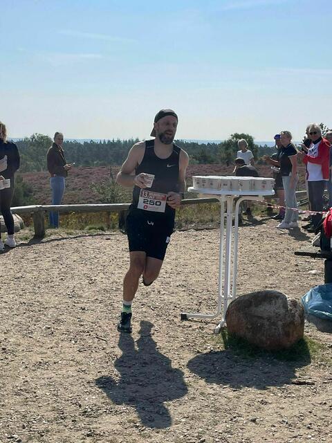 Christian Kossenjans, Sieger über 11,7 km, auf dem Brunsberg-Gipfel | Foto: Leonie Harms