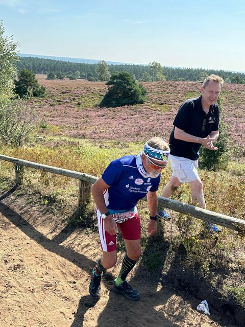 Beim Erklimmen des Brunsbergs: Mit großem Jubel wurde der 88-jährige Reinhold Wolter (11,7-km-Lauf) angefeuert | Foto: Leonie Harms