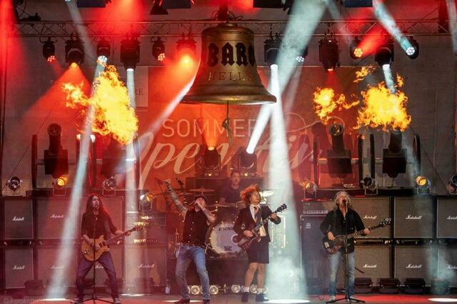 Die AC/DC-Tribute-Band "Barock" heizte dem Buchholzer Publikum ordentlich ein | Foto: Empore Buchholz/Frank Kettwig