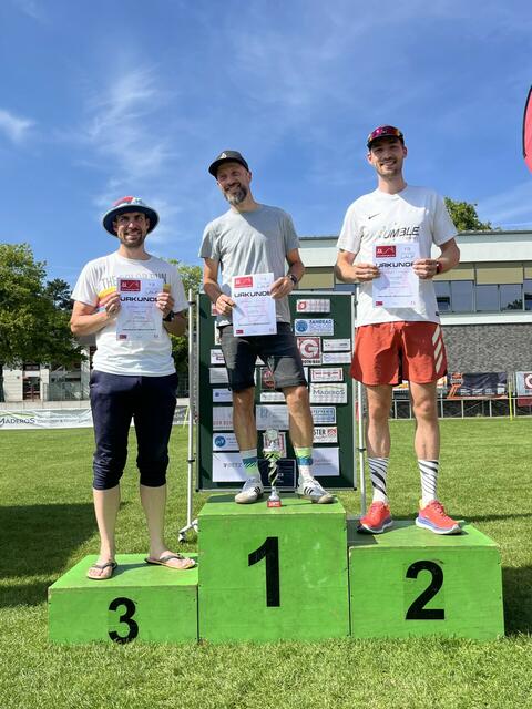 Den mit 267 Läuferinnen und Läufern teilnehmerstärksten Brunsberglauf der Sparkasse Harburg-Buxtehude über 11,7 km durch blühende Heide gewann Christian Kossenjans (0:43:12) vor Jasper Mallwitz (0:45:53) und Stefan Lampe (0.46:10) | Foto: Michael Wiese