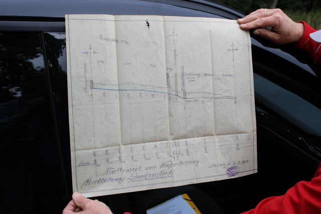 Historisches Dokument: Norbert Otte stellte dem "Dorf-Aktiv-Team" ein Pergament-Papier von 1912 mit den damaligen geografischen Gegebenheiten rund um die "Widder"-Anlage zur Verfügung | Foto: ce