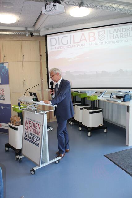 Landrat des Landkreises Harburg, Rainer Rempe bei einer Rede im Medienzentrum in Hittfeld  | Foto: sra