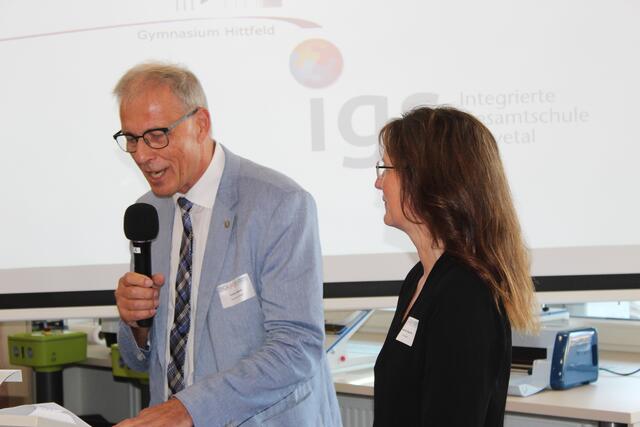 Frank Patyna, Schulleiter des Gymnasiums in Hittfeld bei seiner Rede im Medienzentrum in Hittfeld | Foto: sra
