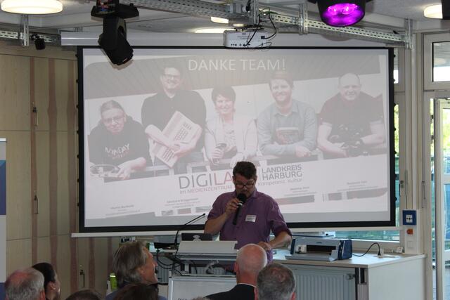 Ekkehard Brüggemann spricht seinen Dank an sein Team (Bild im Hintergrund) aus | Foto: sra