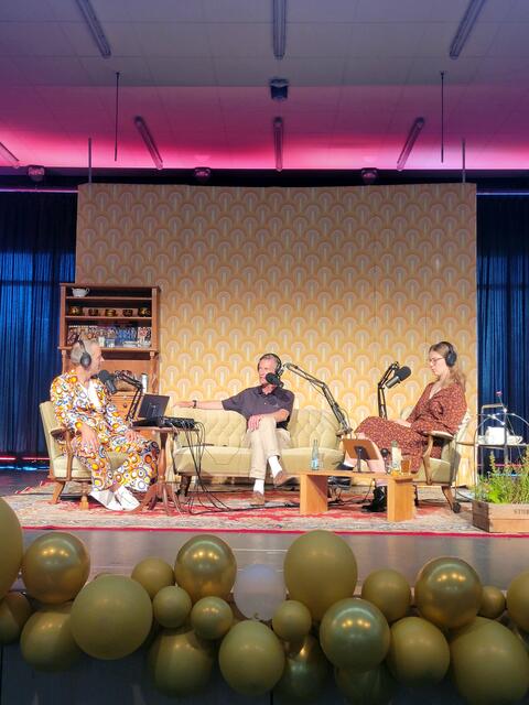 Die GAK-Podcast-Moderatoren Sarah von Hörsten (Jg. 13) und Christoph Reise (Lehrer, li.) mit Podcast-Gast Jan-Hendrik Röhse  | Foto: GAK