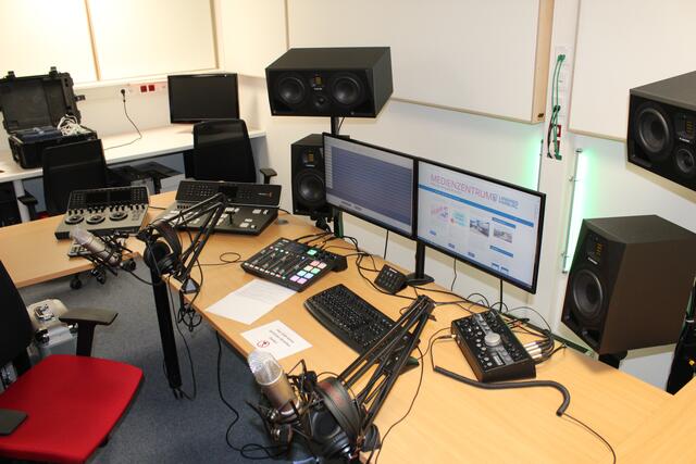 Ein streamingfähiges Video-, Bild- und Audiostudio mit Green-Screen-Technik und weiterer Produktionstechnik zur Bearbeitung von Video- und Audiomaterial. Bildungseinrichtungen des Landkreises Harburg können beispielsweise live streamen oder Erklärfilme und weitere Medien produzieren | Foto: sra