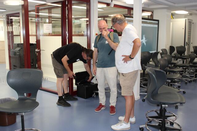 Pädagogen und Besucher freuten sich über die Möglichkeit, die neue Technik auszuprobieren | Foto: sra