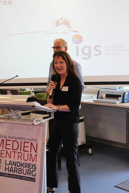 Alexandra Neukirch, Schulleiterin der IGS Seevetal bei ihrer Rede im Medienzentrum in Hittfeld | Foto: sra