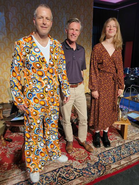 Die GAK-Podcast-Moderatoren Sarah von Hörsten (Jg. 13) und Christoph Reise (Lehrer, li.) mit Podcast-Gast Jan-Hendrik Röhse  | Foto: GAK