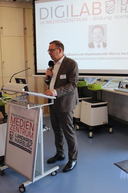 Staatssekretär Marco Hartrich vom Kultusministerium bei seiner Rede im Medienzentrum in Hittfeld | Foto: sra