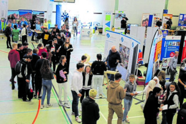 Die Jobmesse an der Realschule Camper Höhe wird von Schülerinnen und Schülern mehrerer Stader Schulen besucht    Fotos: sb