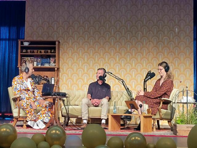 Die GAK-Podcast-Moderatoren Sarah von Hörsten (Jg. 13) und Christoph Reise (Lehrer, li.) mit Podcast-Gast Jan-Hendrik Röhse  | Foto: GAK