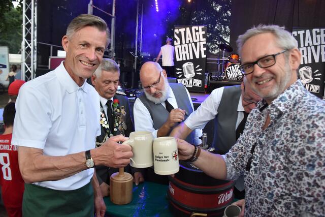 Bierfassanstich durch Buchholz' Bürgermeister Jan-Hendrik Röhse (li.) und dem stellvertretenden Bürgermeister Frank Piwecki | Foto: Axel-Holger Haase