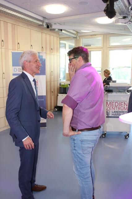 Landrat Rainer Rempe und Leiter des Medienzentrums/DIGILABs, Ekkehard Brüggemann bei einem angeregten Gespräch nach der Veranstaltung | Foto: sra