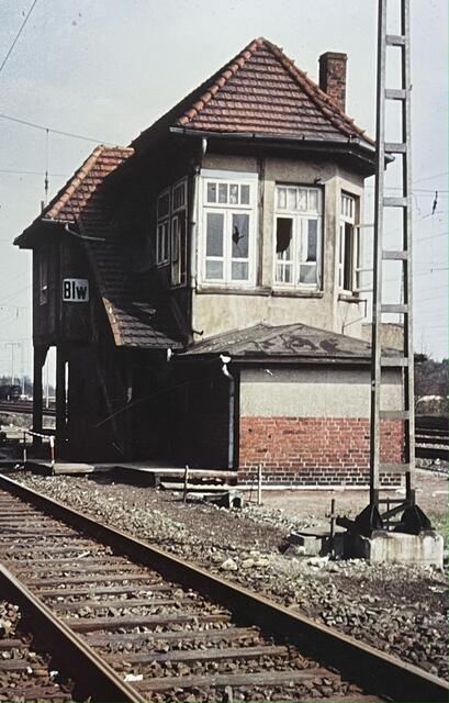 Das Stellwerk Blw an der Einfahrt zum Vorbahnhof aus Richtung Tostedt | Foto: Stadtarchiv Buchholz