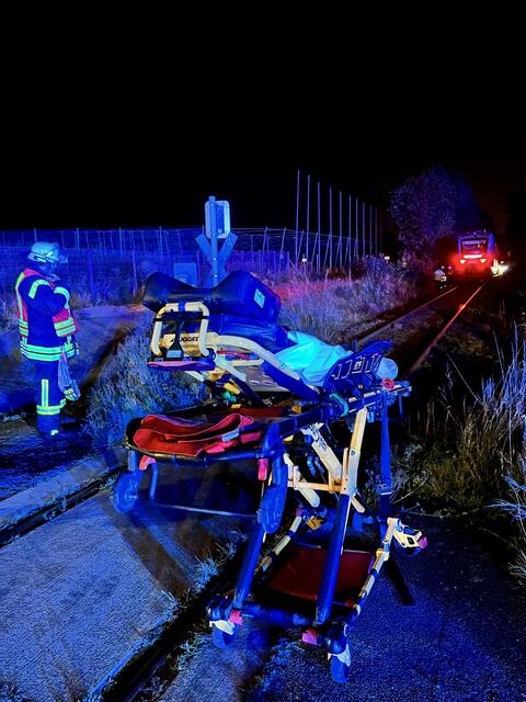 Liegen stehen bereits, um die Verletzten abzutransportieren | Foto: Landkreis Stade / Daniel Beneke