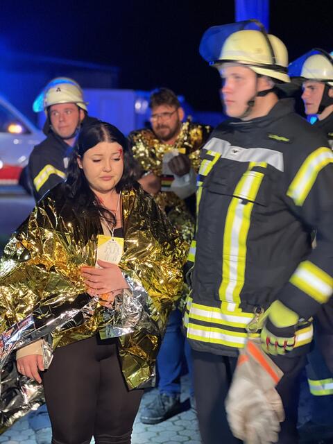 Leichter verletzte Personen werden zur ambulanten Behandlung gebracht | Foto: Landkreis Stade / Daniel Beneke