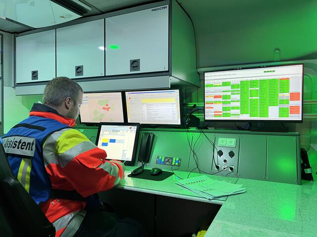 In der mobilen Leitstelle wird der Einsatz koordiniert | Foto: Landkreis Stade / Daniel Beneke