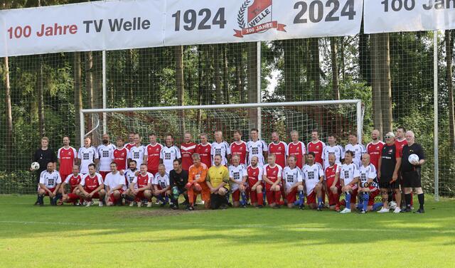 Erinnerungsfoto vor dem Spiel zwischen den Teams des HSV (weiße Trikots) und des TV Welle (in rot) mit den Schiedsrichtern | Foto: cc