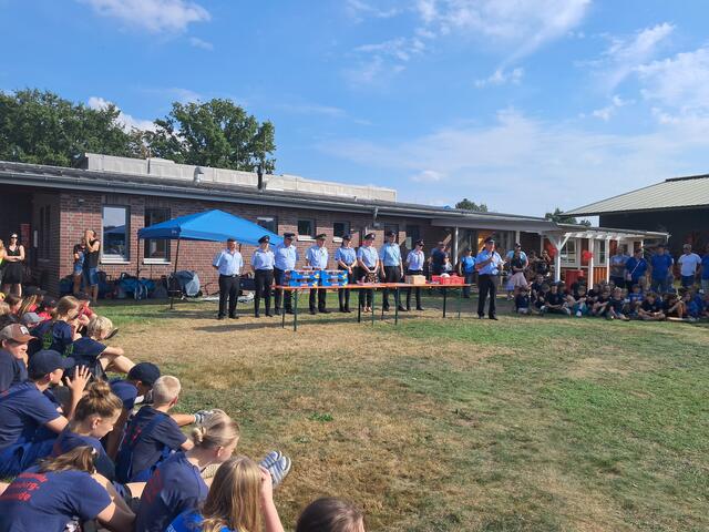 (v.li.) Stadtjugendfeuerwehrwart Jan-Henrik Rau, stellv. Kreiskinderfeuerwehrwartin Annika Cohrs, Kreiskinderfeuerwehrwart Thomas Runge, stellv. Kreisbrandmeister Torsten Lorenzen, stellv. Kinderfeuerwehrwartin Roydorf Kimberly Ostermann, Kinderfeuerwehrwartin Roydorf Katja Ostermann, stellv. Ortsbrandmeister Roydorf Nico Lemke, Jugendwartin Roydorf Sandra Tödter und Ortsbrandmeister Roydorf Heinz Stein | Foto: Anika Werner