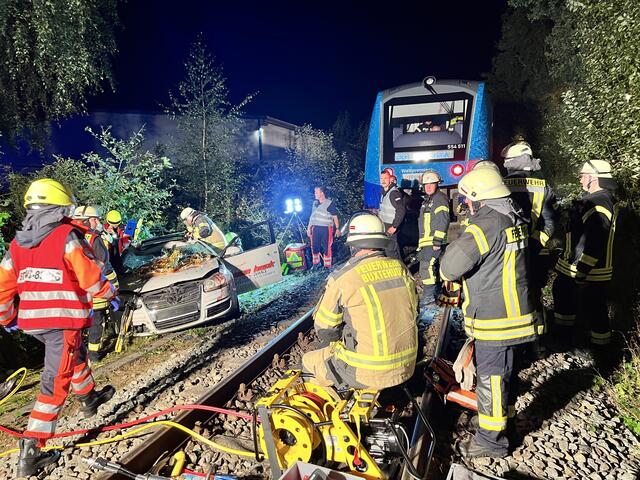 Die Insassen werden aus dem Autowrack befreit | Foto: Landkreis Stade / Daniel Beneke