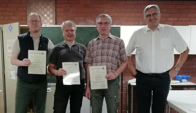 Bezirksvorsitzender Michael Nannt (re.) mit den Geehrten (v. li.): Ulf Wokittel, Dr. Peter Dörsam und Mathias Feist | Foto: Niedersächsischer Schachverband