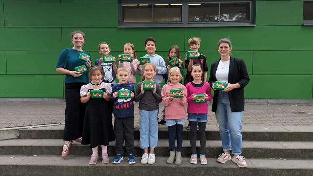 Susanne Schepelmann (li.), Marktverantwortliche der Stadt Winsen, freut sich mit den Schulkindern der zweiten Klassen der Alten Stadtschule und der Schulvereins-Vorsitzenden Sabrina Anetzberger über die neuen Brotdosen der Marktgemeinschaft | Foto: Stadt Winsen
