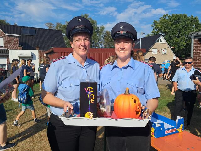 Kimberly (li.) und Katja Ostermann freuen sich schon auf die Halloween-Party  | Foto: Anika Werner